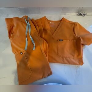 Figs Shaka Orange scrub set. Catalina top size small and Kade pants size small.